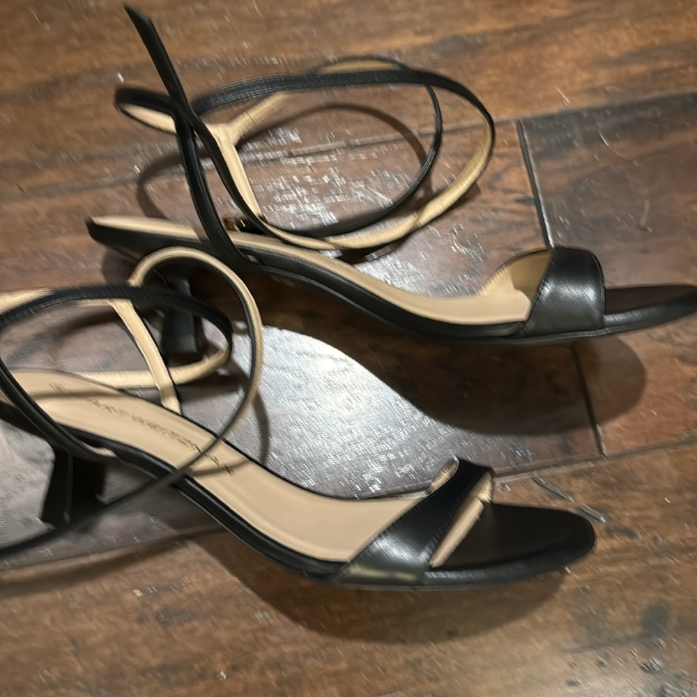 Stuart Weitzman

Nudist Wrap 50MM Leather Sandals size 7 - Picture 7 of 12